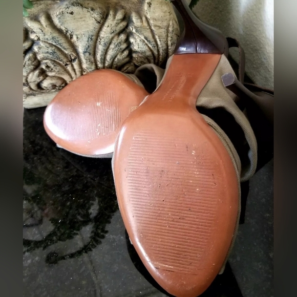 Vera Wang Lavender Label "George" Crisscross Strap Sandals Olive 10M $298 EEUC - Picture 7 of 11